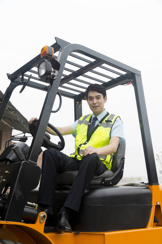 东方人,成年人,一个人,工厂,坐,搬运,微笑,竖图,彩色,室外,白天,工作服,制服,满意,幸福,骄傲,安全,信心,技术,科技,北京,中国,亚洲,堆积,工作,图片,防护,年轻,仓库,黄种人,现代,货物,车,工人,交通工具,驾驶,行业,职业,健康,机械,工程车,活力,自信,工业,运输,摄影,储藏,搬运工,保护,铲车,存储,厂房,工程,叉车,交易,效率,储存,货运,运送,载具,保险,专业,分配,搬运车,单人,流转,装卸,东亚,操控,物流,保全,周全,安稳,安定,可靠,乐观,交通运输,责任,工作车,产业,单独,平安,认真,男人,男性,年轻男性,亚洲人,中国人,年轻人,全身,商业,工地,贮存,电动叉车,bj174