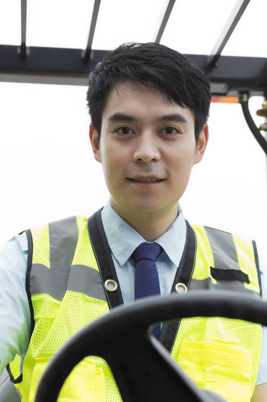 东方人,成年人,一个人,工厂,坐,搬运,微笑,竖图,彩色,室外,白天,工作服,制服,满意,幸福,骄傲,安全,信心,技术,科技,北京,中国,亚洲,堆积,工作,图片,防护,年轻,仓库,黄种人,现代,货物,车,工人,交通工具,驾驶,行业,职业,健康,机械,工程车,活力,自信,工业,运输,摄影,储藏,搬运工,保护,铲车,存储,厂房,工程,叉车,交易,效率,储存,货运,运送,载具,保险,专业,分配,搬运车,单人,流转,装卸,东亚,操控,物流,保全,周全,安稳,安定,可靠,乐观,交通运输,责任,工作车,产业,单独,平安,认真,男人,男性,年轻男性,亚洲人,中国人,年轻人,半身,商业,工地,贮存,电动叉车,bj174