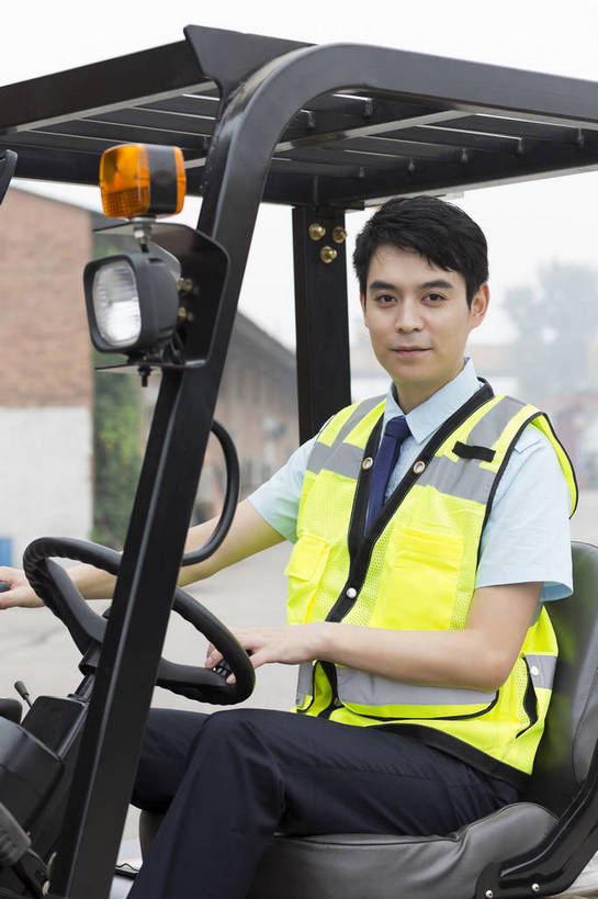 东方人,成年人,一个人,工厂,坐,搬运,竖图,彩色,室外,白天,工作服,制服,满意,幸福,骄傲,安全,信心,技术,科技,北京,中国,亚洲,堆积,工作,图片,防护,年轻,仓库,黄种人,现代,货物,车,工人,交通工具,驾驶,行业,职业,健康,机械,工程车,活力,专注,自信,工业,运输,摄影,储藏,搬运工,保护,铲车,存储,厂房,工程,叉车,交易,效率,储存,货运,运送,载具,保险,专业,分配,搬运车,单人,流转,装卸,东亚,操控,物流,保全,周全,安稳,安定,可靠,乐观,交通运输,责任,工作车,产业,单独,平安,认真,男人,男性,年轻男性,亚洲人,中国人,年轻人,半身,商业,工地,贮存,电动叉车,bj174