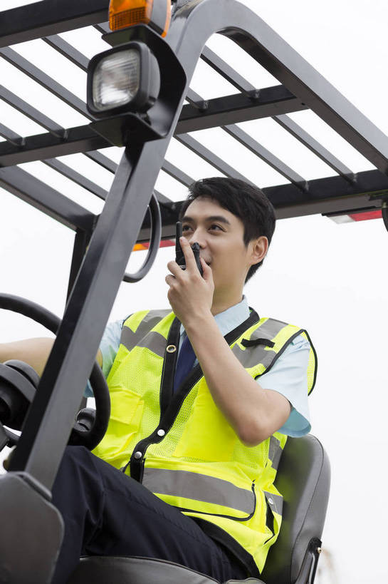 东方人,成年人,一个人,工厂,坐,打电话,搬运,竖图,彩色,室外,白天,工作服,制服,满意,幸福,骄傲,安全,信心,技术,科技,电话,北京,中国,亚洲,堆积,工作,图片,防护,年轻,听,指挥,仓库,黄种人,通讯设备,现代,货物,车,工人,话筒,交通工具,驾驶,行业,职业,健康,机械,工程车,电话线,活力,自信,工业,运输,摄影,储藏,搬运工,保护,对讲机,铲车,存储,厂房,工程,叉车,固定电话,交易,效率,储存,货运,运送,载具,对讲,保险,专业,分配,搬运车,单人,流转,装卸,东亚,操控,物流,保全,周全,安稳,安定,可靠,乐观,交通运输,无线电技术,责任,工作车,产业,单独,交流,平安,认真,男人,男性,年轻男性,亚洲人,中国人,年轻人,电话机,沟通,交谈,说话,通话,半身,商业,工地,贮存,电动叉车,bj174