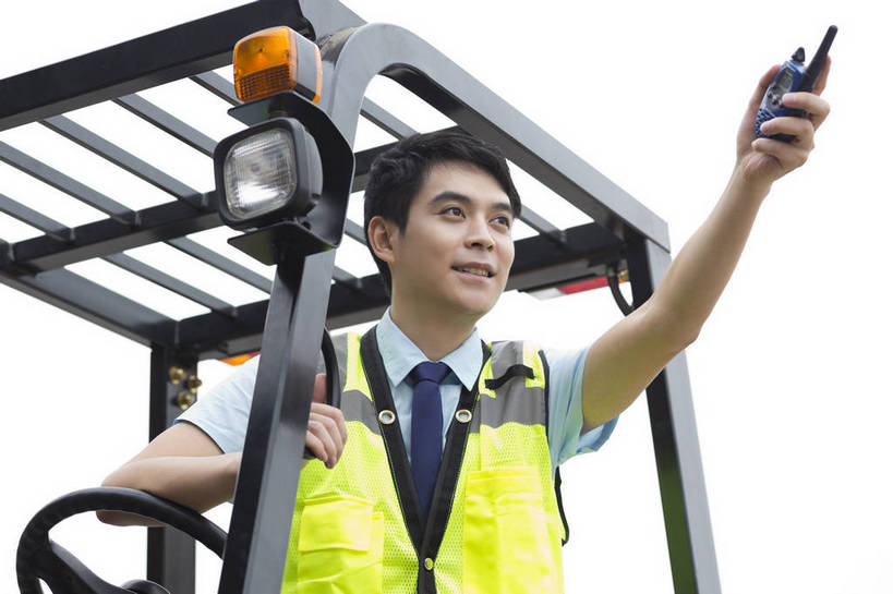 东方人,成年人,一个人,工厂,坐,举,打电话,搬运,横图,彩色,室外,白天,工作服,制服,满意,幸福,骄傲,安全,成功,信心,技术,科技,电话,北京,中国,亚洲,指,堆积,工作,图片,防护,年轻,听,指挥,仓库,指点,黄种人,方向,通讯设备,现代,货物,车,工人,话筒,交通工具,驾驶,手势,托,行业,职业,健康,机械,工程车,电话线,活力,自信,工业,运输,摄影,储藏,搬运工,保护,对讲机,铲车,存储,厂房,工程,叉车,固定电话,交易,指向,未来,效率,成就,储存,货运,运送,载具,对讲,保险,专业,分配,搬运车,单人,流转,装卸,东亚,操控,物流,保全,周全,安稳,安定,可靠,乐观,交通运输,无线电技术,责任,工作车,产业,单独,交流,平安,认真,男人,男性,年轻男性,亚洲人,中国人,年轻人,电话机,沟通,交谈,举起,举手,举着,说话,通话,向上举,向上伸,向上托,半身,商业,工地,展望,贮存,打手势,电动叉车,bj174