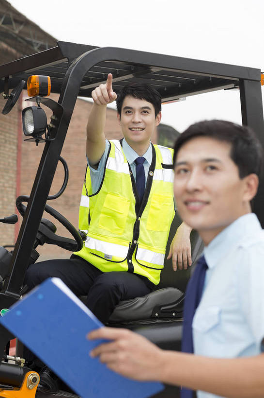 东方人,成年人,两个人,伙伴,工厂,站,坐,举,搬运,微笑,竖图,彩色,室外,白天,工作服,制服,满意,友谊,幸福,骄傲,安全,成功,合作,信心,技术,科技,北京,中国,亚洲,许多,指,堆积,检查,工作,图片,纸箱,防护,很多,年轻,仓库,指点,黄种人,方向,现代,货物,车,工人,交通工具,驾驶,手势,托,行业,职业,健康,机械,工程车,活力,自信,工业,运输,管理员,摄影,储藏,搬运工,保护,铲车,存储,厂房,工程,叉车,交易,指向,未来,效率,成就,储存,货运,运送,同伴,载具,保险,专业,登记,检验,分配,搬运车,流转,装卸,管理人员,东亚,操控,物流,保全,周全,安稳,安定,可靠,乐观,交通运输,搜检,责任,工作车,产业,查察,查抄,检察,审查,管理,交流,平安,认真,友情,男人,男性,年轻男性,亚洲人,中国人,年轻人,沟通,交谈,举起,举手,举着,说话,向上举,向上伸,向上托,半身,商业,工地,展望,贮存,打手势,仓库管理员,库管,电动叉车,bj174