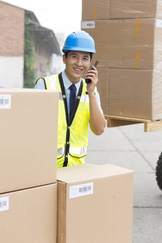 东方人,成年人,一个人,工厂,站,微笑,竖图,彩色,室外,白天,工作服,制服,满意,幸福,骄傲,安全,信心,科技,北京,中国,亚洲,许多,检查,工作,图片,纸箱,防护,很多,年轻,仓库,黄种人,现代,货物,工人,行业,职业,健康,活力,自信,工业,运输,管理员,摄影,储藏,搬运工,保护,存储,厂房,效率,储存,运送,保险,专业,登记,检验,单人,流转,管理人员,东亚,物流,保全,周全,安稳,安定,可靠,乐观,搜检,责任,产业,单独,查察,查抄,检察,审查,管理,平安,认真,男人,男性,年轻男性,亚洲人,中国人,年轻人,半身,商业,工地,贮存,仓库管理员,库管,bj174