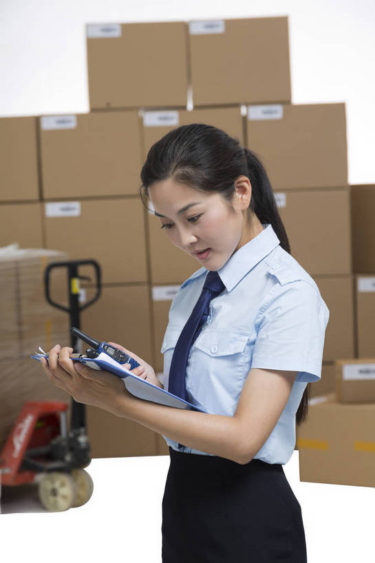 东方人,成年人,一个人,站,搬运,微笑,竖图,彩色,室内,白天,留白,抠图,白色背景,工作服,裙子,制服,满意,幸福,骄傲,安全,信心,技术,科技,北京,中国,亚洲,许多,连衣裙,检查,工作,图片,推车,纸箱,防护,很多,年轻,仓库,黄种人,现代,货物,车,交通工具,行业,职业,健康,机械,工程车,活力,美女,自信,工业,管理员,摄影,堆放,储藏,保护,存储,厂房,工程,叉车,效率,储存,载具,保险,专业,检验,搬运车,单人,流转,管理人员,东亚,物流,保全,周全,安稳,安定,可靠,乐观,交通运输,搜检,责任,工作车,产业,单独,查察,查抄,检察,审查,管理,平安,认真,年轻女性,女人,女性,亚洲人,中国人,年轻人,半身,影棚拍摄,商业,平板车,贮存,仓库管理员,库管,手动液压叉车,bj174