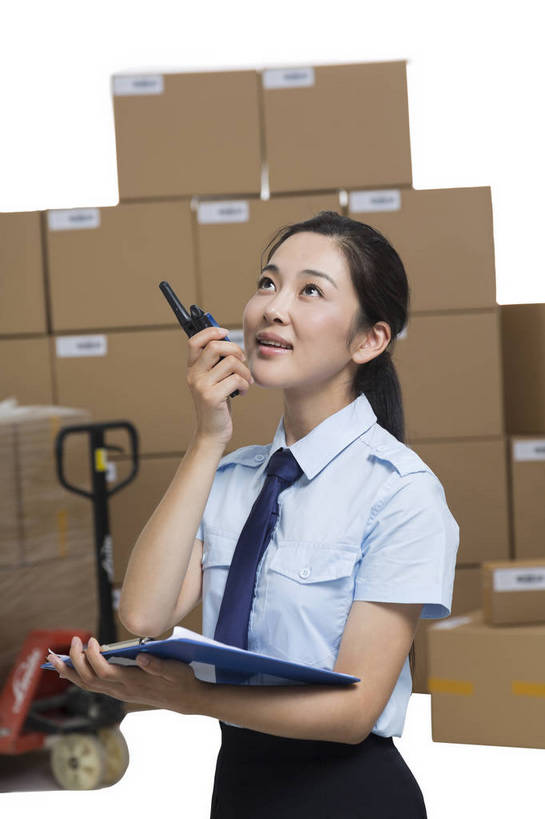 东方人,成年人,一个人,站,搬运,微笑,竖图,彩色,室内,白天,留白,抠图,白色背景,工作服,裙子,制服,满意,幸福,骄傲,安全,信心,技术,科技,北京,中国,亚洲,许多,连衣裙,检查,工作,图片,推车,纸箱,防护,很多,年轻,仓库,黄种人,现代,货物,车,交通工具,行业,职业,健康,机械,工程车,活力,美女,自信,工业,管理员,摄影,堆放,储藏,保护,存储,厂房,工程,叉车,效率,储存,载具,保险,专业,检验,搬运车,单人,流转,管理人员,东亚,物流,保全,周全,安稳,安定,可靠,乐观,交通运输,搜检,责任,工作车,产业,单独,查察,查抄,检察,审查,管理,平安,认真,年轻女性,女人,女性,亚洲人,中国人,年轻人,半身,影棚拍摄,商业,平板车,贮存,仓库管理员,库管,手动液压叉车,bj174