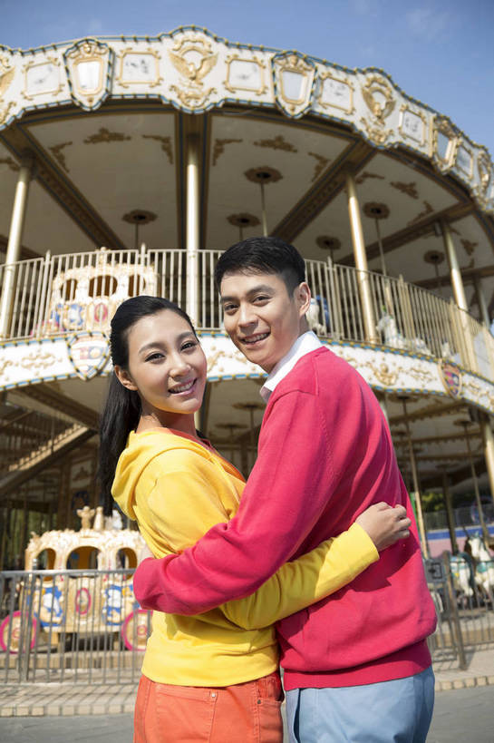 东方人,成年人,两个人,朋友,公园,游乐园,站,微笑,竖图,彩色,照片,室外,白天,仰视,爱情,旅游,度假,游戏,快乐,幸福,游乐场,北京,中国,亚洲,图片,首都,浪漫,生活,玩,依靠,注视,黄种人,娱乐,娱乐设施,观察,回眸,看,享受,休闲,假日,健康,温暖,温馨,旋转木马,恩爱,放松,积极,美女,亲密,帅哥,约会,恋人,摄影,游乐设施,生活方式,观看,靠近,活动,和睦,假期,察看,享乐,愉悦,发泄,关注,消遣,娱乐活动,智力,木马,亲近,玩乐,户外活动,顽皮,周末,东亚,嘉年华,中华人民共和国,北京市,京,北平,华北地区,回头看,宣泄,乐观,乐园,石景山区,主题公园,游艺设施,无忧无虑,甜蜜,男人,男性,年轻男性,年轻女性,女人,女性,亚洲人,中国人,年轻人,情侣,休闲活动,搂,玩耍,嬉戏,拥抱,站立,半身,低角度拍摄,爱,欢乐,开心,愉快,主题乐园,伴侣,融洽,石景山,北京石景山游乐场,石景山路,石景山游乐园,八角游乐园,bj174