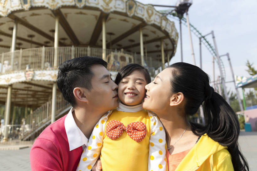 东方人,儿童,成年人,三个人,家庭,父母,母亲,父亲,女儿,公园,游乐园,蹲,抱,吻,微笑,横图,彩色,照片,室外,白天,正面,旅游,度假,游戏,快乐,幸福,游乐场,北京,中国,亚洲,图片,首都,生活,玩,注视,黄种人,娱乐,小孩,娱乐设施,观察,看,享受,休闲,假日,健康,温暖,温馨,三口之家,一家人,旋转木马,放松,可爱,童年,摄影,游乐设施,生活方式,观看,活动,疼爱,满足,宠爱,和睦,假期,察看,享乐,愉悦,发泄,关注,消遣,娱乐活动,智力,木马,亲情,玩乐,户外活动,周末,东亚,嘉年华,中华人民共和国,北京市,京,北平,华北地区,宣泄,乐观,乐园,石景山区,主题公园,游艺设施,相亲相爱,无忧无虑,亲子,美满,甜蜜,男人,男性,年轻男性,年轻女性,女孩,女人,女性,亚洲人,中国人,孩子,年轻人,休闲活动,闭眼睛,搂,亲,亲吻,玩耍,嬉戏,拥抱,半身,爱,欢乐,开心,深情,愉快,主题乐园,融洽,女生,爸爸,妈妈,石景山,北京石景山游乐场,石景山路,石景山游乐园,八角游乐园,bj174