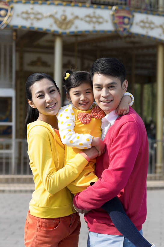 东方人,儿童,成年人,三个人,家庭,父母,母亲,父亲,女儿,公园,游乐园,蹲,抱,微笑,竖图,彩色,照片,室外,白天,正面,旅游,度假,游戏,快乐,幸福,游乐场,北京,中国,亚洲,图片,首都,生活,玩,注视,黄种人,娱乐,小孩,娱乐设施,观察,看,享受,休闲,假日,健康,温暖,温馨,三口之家,一家人,旋转木马,放松,可爱,童年,摄影,游乐设施,生活方式,抱着,观看,活动,疼爱,宠爱,和睦,假期,察看,享乐,搂着,愉悦,发泄,关注,消遣,娱乐活动,智力,木马,亲情,玩乐,户外活动,周末,东亚,嘉年华,中华人民共和国,北京市,京,北平,华北地区,宣泄,乐观,乐园,石景山区,主题公园,游艺设施,相亲相爱,无忧无虑,亲子,美满,甜蜜,男人,男性,年轻男性,年轻女性,女孩,女人,女性,亚洲人,中国人,孩子,年轻人,休闲活动,搂,搂抱,玩耍,嬉戏,拥抱,半身,爱,欢乐,开心,深情,愉快,主题乐园,融洽,女生,爸爸,妈妈,石景山,北京石景山游乐场,石景山路,石景山游乐园,八角游乐园,bj174