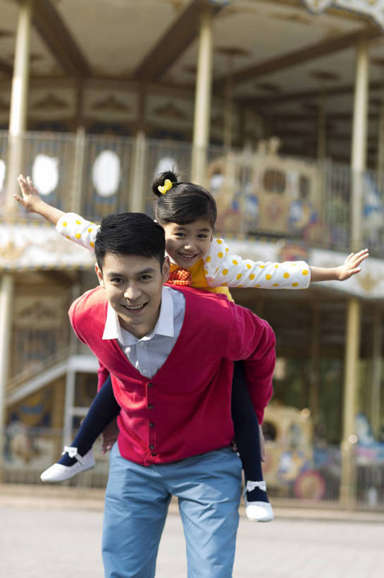 东方人,儿童,成年人,两个人,家庭,父亲,女儿,公园,游乐园,站,微笑,竖图,彩色,照片,室外,白天,正面,旅游,度假,游戏,快乐,自由,幸福,纯洁,游乐场,北京,中国,亚洲,飞翔,图片,首都,生活,玩,注视,黄种人,娱乐,飞,小孩,骑,娱乐设施,背着,观察,看,享受,休闲,假日,健康,温暖,温馨,父女,一家人,旋转木马,放松,父爱,可爱,亲密,童年,童趣,摄影,游乐设施,生活方式,观看,活动,希望,疼爱,和睦,假期,察看,享乐,愉悦,发泄,关注,消遣,娱乐活动,智力,木马,亲近,亲情,玩乐,户外活动,童真,周末,东亚,向往,憧憬,烂漫,无邪,嘉年华,中华人民共和国,北京市,京,北平,华北地区,宣泄,乐观,乐园,石景山区,主题公园,游艺设施,相亲相爱,无忧无虑,亲子,美满,天真,甜蜜,男人,男性,年轻男性,女孩,女人,女性,亚洲人,中国人,孩子,年轻人,休闲活动,玩耍,嬉戏,站立,张开手臂,张开双臂,半身,爱,欢乐,开心,深情,愉快,主题乐园,融洽,女生,爸爸,石景山,北京石景山游乐场,石景山路,石景山游乐园,八角游乐园,bj174