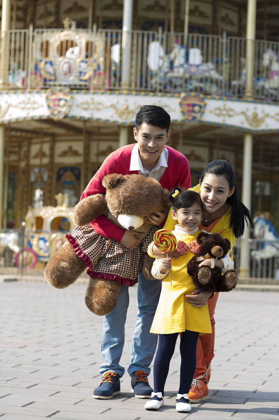 东方人,儿童,成年人,三个人,家庭,父母,母亲,父亲,女儿,公园,游乐园,站,抱,微笑,竖图,彩色,照片,室外,白天,正面,旅游,度假,游戏,快乐,幸福,游乐场,玩具,北京,中国,亚洲,棒棒糖,图片,娃娃,食品,糖,糖果,甜点,甜品,首都,生活,玩,注视,黄种人,娱乐,食物,小孩,玩具熊,娱乐设施,甜食,背着,观察,看,享受,休闲,假日,健康,温暖,温馨,三口之家,一家人,旋转木马,放松,积极,可爱,亲密,童年,益智,搭,摄影,毛绒玩具,游乐设施,生活方式,抱着,观看,活动,五颜六色,疼爱,色彩斑斓,和睦,假期,察看,享乐,搂着,愉悦,搭着,发泄,关注,消遣,娱乐活动,智力,木马,亲近,亲情,玩乐,五彩缤纷,户外活动,公仔,周末,东亚,嘉年华,中华人民共和国,北京市,京,北平,华北地区,宣泄,五彩斑斓,乐观,乐园,石景山区,主题公园,游艺设施,相亲相爱,五光十色,无忧无虑,亲子,美满,甜蜜,男人,男性,年轻男性,年轻女性,女孩,女人,女性,亚洲人,中国人,孩子,年轻人,休闲活动,搂,玩耍,嬉戏,拥抱,站立,全身,爱,欢乐,开心,愉快,主题乐园,融洽,女生,爸爸,妈妈,石景山,北京石景山游乐场,石景山路,石景山游乐园,八角游乐园,bj174