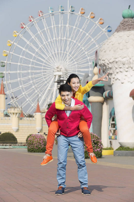 东方人,成年人,两个人,朋友,公园,游乐园,家,站,微笑,竖图,彩色,照片,室外,白天,正面,爱情,旅游,度假,游戏,快乐,童话故事,幸福,建筑,游乐场,北京,中国,亚洲,指,图片,堡垒,城堡,房屋,屋子,摩天轮,首都,浪漫,生活,玩,依靠,注视,指点,黄种人,娱乐,楼房,住宅,娱乐设施,背着,观察,看,享受,休闲,假日,健康,温暖,温馨,童话世界,恩爱,放松,积极,美女,亲密,帅哥,约会,恋人,摄影,游乐设施,生活方式,观看,靠近,活动,和睦,假期,察看,享乐,指向,愉悦,要塞,发泄,关注,消遣,娱乐活动,智力,亲近,玩乐,户外活动,顽皮,周末,东亚,大转轮,嘉年华,费里斯大转轮,中华人民共和国,北京市,京,北平,华北地区,宣泄,乐观,乐园,石景山区,主题公园,游艺设施,自由自在,设防,无忧无虑,甜蜜,童话,男人,男性,年轻男性,年轻女性,女人,女性,亚洲人,中国人,年轻人,情侣,休闲活动,玩耍,嬉戏,站立,彩图,全身,爱,欢乐,开心,愉快,房子,主题乐园,伴侣,融洽,石景山,北京石景山游乐场,石景山路,石景山游乐园,八角游乐园,bj174