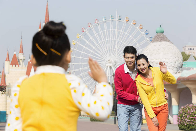 东方人,儿童,成年人,三个人,家庭,父母,母亲,父亲,女儿,公园,游乐园,家,站,抱,微笑,横图,彩色,照片,室外,白天,正面,旅游,度假,游戏,快乐,童话故事,幸福,建筑,游乐场,北京,中国,亚洲,图片,堡垒,城堡,房屋,屋子,摩天轮,首都,浪漫,生活,打招呼,玩,挥手,依靠,注视,黄种人,娱乐,楼房,住宅,小孩,娱乐设施,观察,看,招手,享受,休闲,假日,健康,温暖,温馨,三口之家,一家人,童话世界,放松,亲密,搭,约会,摄影,游乐设施,生活方式,抱着,观看,靠近,活动,和睦,假期,察看,享乐,搂着,愉悦,要塞,搭着,发泄,关注,消遣,娱乐活动,智力,亲近,玩乐,户外活动,周末,东亚,大转轮,嘉年华,费里斯大转轮,中华人民共和国,北京市,京,北平,华北地区,宣泄,乐观,乐园,石景山区,主题公园,游艺设施,设防,无忧无虑,亲子,甜蜜,童话,男人,男性,年轻男性,年轻女性,女孩,女人,女性,亚洲人,中国人,孩子,年轻人,休闲活动,搂,搂抱,玩耍,嬉戏,拥抱,站立,半身,彩图,爱,欢乐,开心,愉快,房子,主题乐园,融洽,女生,爸爸,妈妈,石景山,北京石景山游乐场,石景山路,石景山游乐园,八角游乐园,bj174