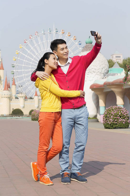 东方人,成年人,两个人,朋友,公园,游乐园,家,站,抱,微笑,竖图,彩色,照片,室外,白天,正面,爱情,旅游,度假,游戏,快乐,童话故事,幸福,建筑,游乐场,相机,北京,中国,亚洲,图片,堡垒,城堡,房屋,屋子,摩天轮,首都,浪漫,生活,玩,依靠,注视,黄种人,娱乐,楼房,住宅,拍照,数码相机,娱乐设施,观察,看,享受,休闲,假日,健康,温暖,温馨,童话世界,恩爱,放松,积极,美女,亲密,帅哥,搭,自拍,约会,恋人,摄影,游乐设施,生活方式,抱着,观看,靠近,活动,和睦,假期,察看,电子设备,享乐,搂着,愉悦,要塞,搭着,发泄,关注,消遣,娱乐活动,智力,亲近,玩乐,户外活动,顽皮,周末,东亚,大转轮,嘉年华,费里斯大转轮,中华人民共和国,北京市,京,北平,华北地区,宣泄,乐观,乐园,石景山区,主题公园,游艺设施,自由自在,设防,无忧无虑,甜蜜,童话,男人,男性,年轻男性,年轻女性,女人,女性,亚洲人,中国人,年轻人,情侣,休闲活动,搂,搂抱,玩耍,嬉戏,拥抱,站立,彩图,全身,爱,欢乐,开心,愉快,照相,房子,主题乐园,伴侣,融洽,石景山,北京石景山游乐场,石景山路,石景山游乐园,八角游乐园,bj174