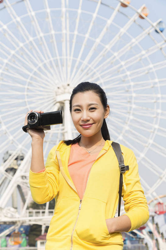 东方人,成年人,一个人,公园,游乐园,站,微笑,竖图,彩色,照片,室外,白天,仰视,旅游,度假,游戏,快乐,游乐场,北京,中国,亚洲,仅一个女性,图片,摩天轮,摄像机,首都,生活,玩,注视,黄种人,娱乐,娱乐设施,观察,看,享受,休闲,假日,健康,温馨,放松,积极,美女,摄像,摄影,游乐设施,生活方式,摄影机,观看,活动,假期,察看,享乐,愉悦,发泄,关注,消遣,娱乐活动,智力,录像,玩乐,户外活动,单人,周末,东亚,大转轮,嘉年华,费里斯大转轮,中华人民共和国,北京市,京,北平,华北地区,宣泄,乐观,乐园,石景山区,主题公园,游艺设施,单独,自由自在,年轻女性,女人,女性,亚洲人,中国人,年轻人,休闲活动,玩耍,嬉戏,站立,半身,低角度拍摄,欢乐,开心,愉快,拍摄,主题乐园,数码摄像机,石景山,北京石景山游乐场,石景山路,石景山游乐园,八角游乐园,bj174