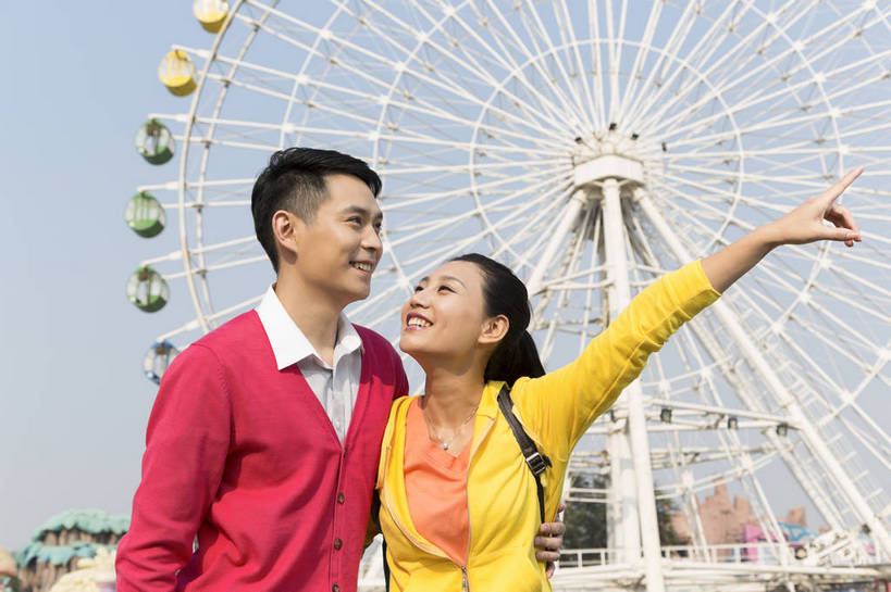 东方人,成年人,两个人,朋友,公园,游乐园,站,抱,微笑,横图,彩色,照片,室外,白天,仰视,爱情,旅游,度假,游戏,快乐,幸福,游乐场,北京,中国,亚洲,指,图片,摩天轮,首都,浪漫,生活,玩,依靠,黄种人,娱乐,娱乐设施,享受,休闲,假日,健康,温暖,温馨,恩爱,放松,积极,美女,亲密,帅哥,恋人,摄影,游乐设施,生活方式,对看,靠近,活动,对视,和睦,假期,享乐,愉悦,发泄,消遣,娱乐活动,智力,亲近,玩乐,户外活动,顽皮,周末,东亚,大转轮,嘉年华,费里斯大转轮,中华人民共和国,北京市,京,北平,华北地区,宣泄,乐观,乐园,石景山区,主题公园,游艺设施,无忧无虑,甜蜜,男人,男性,年轻男性,年轻女性,女人,女性,亚洲人,中国人,年轻人,情侣,休闲活动,搂,玩耍,嬉戏,站立,半身,低角度拍摄,爱,欢乐,开心,愉快,主题乐园,伴侣,融洽,石景山,北京石景山游乐场,石景山路,石景山游乐园,八角游乐园,bj174