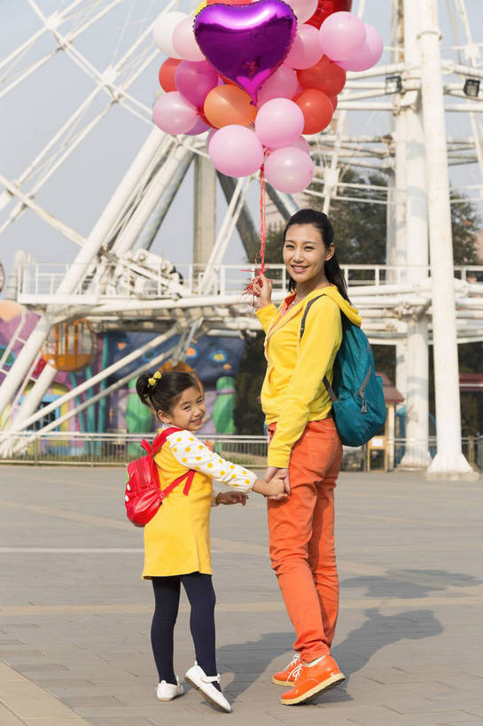 东方人,儿童,成年人,两个人,家庭,母亲,女儿,公园,游乐园,走,竖图,彩色,照片,室外,白天,正面,旅游,度假,游戏,快乐,幸福,纯洁,游乐场,玩具,北京,中国,亚洲,图片,塑料,摩天轮,首都,生活,玩,注视,黄种人,娱乐,小孩,背包,气球,塑料制品,娱乐设施,观察,回眸,回头,看,牵手,享受,休闲,假日,健康,温暖,温馨,母女,一家人,充气玩具,橡胶,放松,积极,可爱,俏皮,童年,童趣,益智,摄影,游乐设施,转身,生活方式,观看,活动,五颜六色,色彩斑斓,和睦,假期,察看,享乐,愉悦,发泄,关注,消遣,娱乐活动,智力,亲情,玩乐,五彩缤纷,户外活动,童真,周末,橡胶制品,东亚,烂漫,无邪,大转轮,嘉年华,费里斯大转轮,中华人民共和国,北京市,京,北平,华北地区,宣泄,五彩斑斓,乐观,乐园,石景山区,主题公园,游艺设施,自由自在,陪伴,相亲相爱,五光十色,无忧无虑,亲子,天真,甜蜜,年轻女性,女孩,女人,女性,亚洲人,中国人,孩子,年轻人,休闲活动,拉手,手拉手,玩耍,嬉戏,全身,爱,欢乐,开心,愉快,主题乐园,融洽,女生,妈妈,石景山,北京石景山游乐场,石景山路,石景山游乐园,八角游乐园,bj174