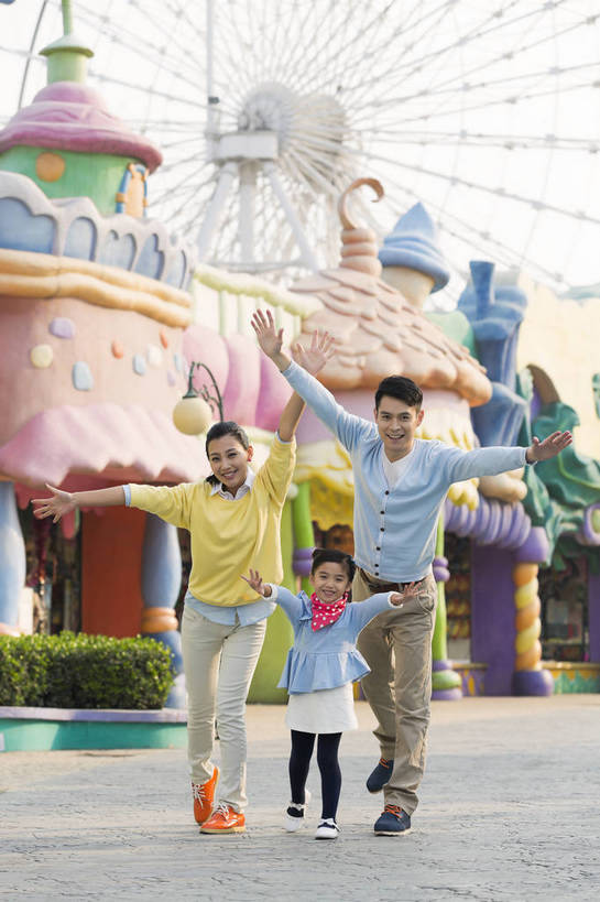 东方人,儿童,成年人,三个人,家庭,父母,母亲,父亲,女儿,伙伴,朋友,公园,游乐园,家,站,伸展双臂,微笑,竖图,彩色,照片,室外,白天,正面,旅游,度假,快乐,童话故事,友谊,幸福,合作,团队,建筑,游乐场,北京,中国,亚洲,图片,堡垒,城堡,房屋,屋子,首都,生活,注视,黄种人,娱乐,楼房,住宅,小孩,观察,看,享受,休闲,假日,健康,温暖,温馨,三口之家,一家人,童话世界,放松,活力,积极,童年,战略,摄影,前进,生活方式,观看,希望,和睦,假期,察看,冲刺,未来,愉悦,要塞,出发,关注,娱乐活动,亲情,玩乐,户外活动,周末,东亚,憧憬,嘉年华,中华人民共和国,北京市,京,北平,华北地区,联合,合谋,乐观,乐园,石景山区,主题公园,相亲相爱,设防,亲子,美满,配合,童话,协作,男人,男性,年轻男性,年轻女性,女孩,女人,女性,亚洲人,中国人,孩子,年轻人,休闲活动,敞开双臂,伸开双臂,展开双肩,站立,张开手臂,张开双臂,彩图,全身,爱,欢乐,开心,愉快,房子,主题乐园,融洽,女生,爸爸,妈妈,石景山,北京石景山游乐场,石景山路,石景山游乐园,八角游乐园,bj174