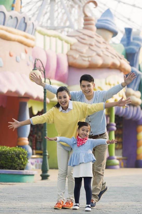 东方人,儿童,成年人,三个人,家庭,父母,母亲,父亲,女儿,公园,游乐园,家,站,微笑,竖图,彩色,照片,室外,白天,正面,旅游,度假,快乐,童话故事,幸福,建筑,游乐场,北京,中国,亚洲,图片,堡垒,城堡,房屋,屋子,首都,生活,注视,黄种人,娱乐,楼房,住宅,小孩,观察,看,享受,休闲,假日,健康,温暖,温馨,三口之家,一家人,童话世界,放松,活力,积极,童年,摄影,前进,生活方式,观看,希望,和睦,假期,察看,冲刺,张开五指,未来,愉悦,要塞,出发,关注,娱乐活动,亲情,玩乐,户外活动,周末,东亚,憧憬,嘉年华,中华人民共和国,北京市,京,北平,华北地区,乐观,乐园,石景山区,主题公园,相亲相爱,设防,亲子,美满,童话,男人,男性,年轻男性,年轻女性,女孩,女人,女性,亚洲人,中国人,孩子,年轻人,休闲活动,拥抱,站立,张开手臂,张开双臂,彩图,全身,爱,欢乐,开心,愉快,房子,主题乐园,五指张开,融洽,女生,爸爸,妈妈,石景山,北京石景山游乐场,石景山路,石景山游乐园,八角游乐园,bj174