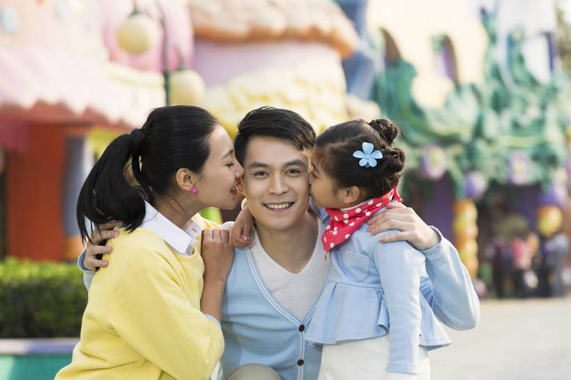 东方人,儿童,成年人,三个人,家庭,父母,母亲,父亲,女儿,公园,游乐园,家,蹲,抱,吻,微笑,横图,彩色,照片,室外,白天,正面,旅游,度假,快乐,童话故事,幸福,建筑,游乐场,北京,中国,亚洲,图片,堡垒,城堡,房屋,屋子,首都,生活,依靠,注视,黄种人,娱乐,楼房,住宅,小孩,观察,看,享受,休闲,假日,健康,温暖,温馨,三口之家,一家人,童话世界,放松,可爱,亲密,童年,摄影,生活方式,抱着,观看,靠近,疼爱,满足,宠爱,和睦,假期,察看,享乐,搂着,愉悦,要塞,关注,娱乐活动,亲近,亲情,玩乐,户外活动,周末,东亚,嘉年华,中华人民共和国,北京市,京,北平,华北地区,乐观,乐园,石景山区,主题公园,相亲相爱,设防,无忧无虑,亲子,美满,甜蜜,童话,男人,男性,年轻男性,年轻女性,女孩,女人,女性,亚洲人,中国人,孩子,年轻人,休闲活动,怀抱,搂,搂抱,亲,亲吻,相抱,拥抱,半身,彩图,爱,欢乐,开心,深情,愉快,房子,主题乐园,融洽,女生,爸爸,妈妈,石景山,北京石景山游乐场,石景山路,石景山游乐园,八角游乐园,bj174