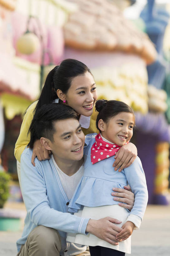 东方人,儿童,成年人,三个人,家庭,父母,母亲,父亲,女儿,公园,游乐园,家,蹲,抱,微笑,竖图,彩色,照片,室外,白天,正面,旅游,度假,快乐,童话故事,幸福,建筑,游乐场,北京,中国,亚洲,图片,堡垒,城堡,房屋,屋子,首都,生活,依靠,注视,黄种人,娱乐,楼房,住宅,小孩,观察,看,享受,休闲,假日,健康,温暖,温馨,三口之家,一家人,童话世界,放松,亲密,童年,望,摄影,生活方式,抱着,观看,靠近,和睦,假期,察看,搂着,愉悦,要塞,关注,娱乐活动,亲近,亲情,远看,玩乐,户外活动,周末,东亚,嘉年华,中华人民共和国,北京市,京,北平,华北地区,乐观,乐园,石景山区,主题公园,相亲相爱,设防,无忧无虑,亲子,美满,甜蜜,童话,男人,男性,年轻男性,年轻女性,女孩,女人,女性,亚洲人,中国人,孩子,年轻人,休闲活动,怀抱,搂,搂抱,相抱,拥抱,半身,彩图,爱,欢乐,开心,深情,愉快,房子,主题乐园,融洽,女生,爸爸,妈妈,石景山,北京石景山游乐场,石景山路,石景山游乐园,八角游乐园,bj174