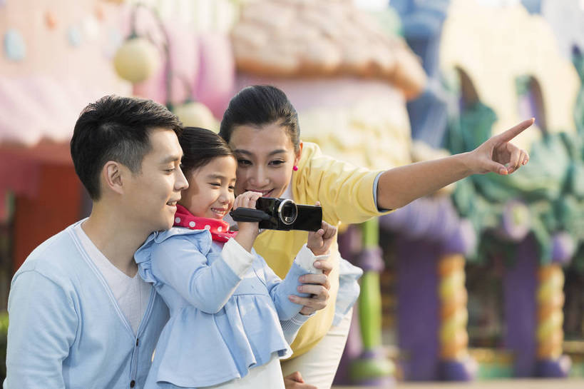 东方人,儿童,成年人,三个人,家庭,父母,母亲,父亲,女儿,公园,游乐园,家,蹲,抱,微笑,横图,彩色,照片,室外,白天,正面,旅游,度假,快乐,童话故事,幸福,建筑,游乐场,北京,中国,亚洲,指,图片,堡垒,城堡,房屋,屋子,摄像机,首都,生活,依靠,注视,黄种人,娱乐,楼房,住宅,小孩,观察,看,享受,休闲,假日,健康,温暖,温馨,三口之家,一家人,童话世界,放松,乐趣,亲密,童年,摄像,望,摄影,生活方式,成长,摄影机,抱着,观看,靠近,和睦,假期,察看,搂着,愉悦,要塞,关注,娱乐活动,亲近,亲情,远看,录像,玩乐,户外活动,周末,东亚,嘉年华,中华人民共和国,北京市,京,北平,华北地区,乐观,乐园,石景山区,主题公园,相亲相爱,设防,无忧无虑,亲子,美满,甜蜜,童话,男人,男性,年轻男性,年轻女性,女孩,女人,女性,亚洲人,中国人,孩子,年轻人,休闲活动,怀抱,搂,搂抱,相抱,拥抱,半身,彩图,爱,欢乐,开心,深情,愉快,拍摄,房子,主题乐园,融洽,女生,爸爸,妈妈,数码摄像机,石景山,北京石景山游乐场,石景山路,石景山游乐园,八角游乐园,bj174