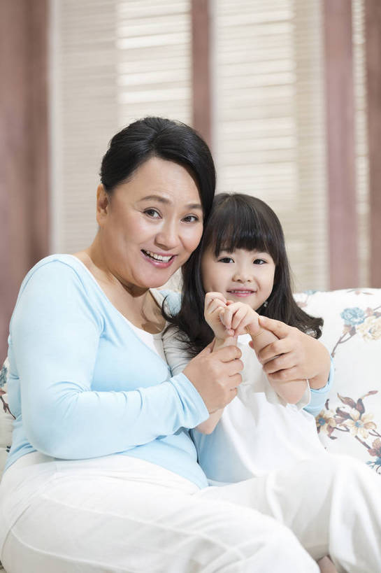 东方人,儿童,中年人,老年人,两个人,家庭,祖父母,祖母,客厅,坐,微笑,竖图,彩色,照片,室内,白天,游戏,快乐,幸福,窗户,北京,日光,中国,亚洲,睡衣,图片,百叶窗,房屋,年轻,玩,依靠,注视,休闲装,黄种人,娱乐,小孩,小女孩,观察,看,手势,休闲,温暖,温馨,一家人,放松,亲密,童年,童趣,摄影,生活方式,奶奶,成长,观看,靠近,活动,祖孙,和睦,察看,起居室,舒适,住房,享乐,愉悦,发泄,关爱,关注,清新,消遣,智力,亲近,亲情,房地产,玩乐,家居服,顽皮,布艺沙发,东亚,陪同,外婆,宣泄,乐观,陪伴,无忧无虑,天真,老年女性,女孩,女人,女性,亚洲人,中国人,孩子,孙女,搂抱,玩耍,嬉戏,拥抱,半身,爱,欢乐,开心,愉快,融洽,女生,打手势,挨着,伴随,bj174