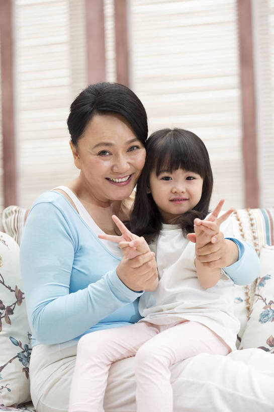 东方人,儿童,中年人,老年人,两个人,家庭,祖父母,祖母,客厅,坐,微笑,竖图,彩色,照片,室内,白天,游戏,快乐,兴奋,幸福,骄傲,成功,胜利,窗户,北京,日光,中国,亚洲,睡衣,图片,百叶窗,房屋,年轻,玩,依靠,注视,休闲装,黄种人,娱乐,小孩,小女孩,观察,看,手势,休闲,温暖,温馨,一家人,放松,亲密,童年,童趣,自信,摄影,生活方式,奶奶,成长,观看,靠近,活动,祖孙,和睦,察看,起居室,舒适,住房,享乐,愉悦,发泄,关爱,关注,清新,消遣,智力,亲近,亲情,房地产,玩乐,家居服,顽皮,布艺沙发,东亚,陪同,外婆,宣泄,乐观,陪伴,无忧无虑,天真,老年女性,女孩,女人,女性,亚洲人,中国人,孩子,孙女,搂抱,玩耍,嬉戏,拥抱,半身,爱,欢乐,开心,愉快,融洽,女生,打手势,挨着,伴随,bj174