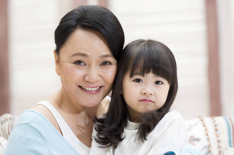 东方人,儿童,中年人,老年人,两个人,家庭,祖父母,祖母,客厅,坐,微笑,横图,彩色,照片,室内,特写,白天,游戏,快乐,幸福,窗户,北京,日光,中国,亚洲,睡衣,图片,百叶窗,房屋,年轻,玩,依靠,注视,休闲装,黄种人,娱乐,小孩,小女孩,观察,看,手势,休闲,温暖,温馨,一家人,放松,亲密,童年,童趣,摄影,生活方式,奶奶,成长,观看,靠近,活动,祖孙,和睦,察看,起居室,舒适,住房,享乐,愉悦,发泄,关爱,关注,清新,消遣,智力,亲近,亲情,房地产,玩乐,家居服,顽皮,布艺沙发,东亚,陪同,外婆,宣泄,乐观,陪伴,无忧无虑,天真,老年女性,女孩,女人,女性,亚洲人,中国人,孩子,孙女,搂抱,玩耍,嬉戏,拥抱,爱,欢乐,开心,愉快,融洽,女生,打手势,挨着,伴随,bj174