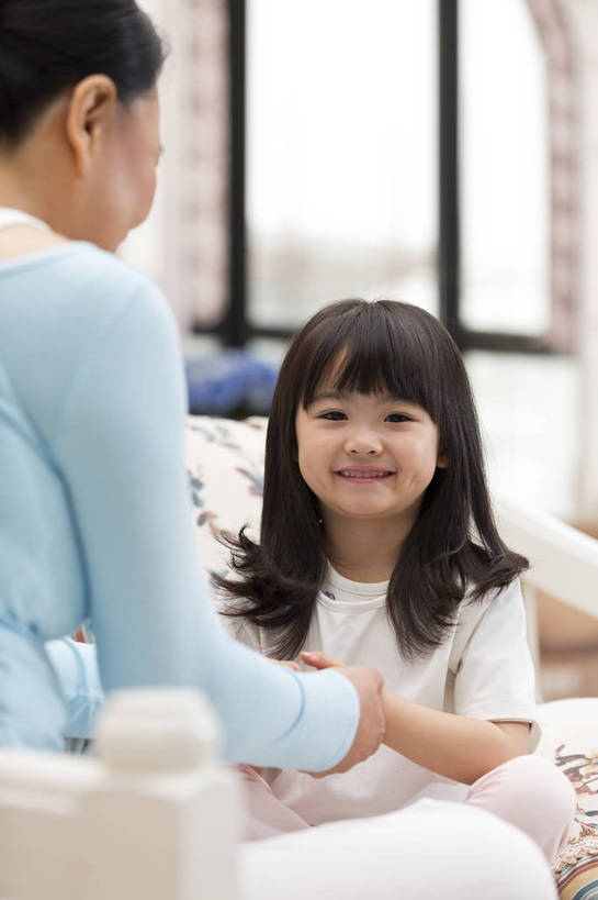 东方人,儿童,中年人,老年人,两个人,家庭,祖父母,祖母,客厅,坐,盘腿,微笑,竖图,照片,室内,白天,快乐,幸福,窗户,北京,日光,中国,亚洲,睡衣,图片,房屋,年轻,黄种人,小孩,小女孩,休闲,温暖,温馨,一家人,面对面,放松,童年,童趣,生活方式,奶奶,成长,祖孙,和睦,起居室,舒适,住房,享乐,愉悦,关爱,清新,亲情,房地产,玩乐,家居服,顽皮,东亚,陪同,外婆,乐观,陪伴,无忧无虑,天真,老年女性,女孩,女人,女性,亚洲人,中国人,孩子,孙女,拍手,半身,爱,欢乐,开心,愉快,融洽,女生,伴随,bj174