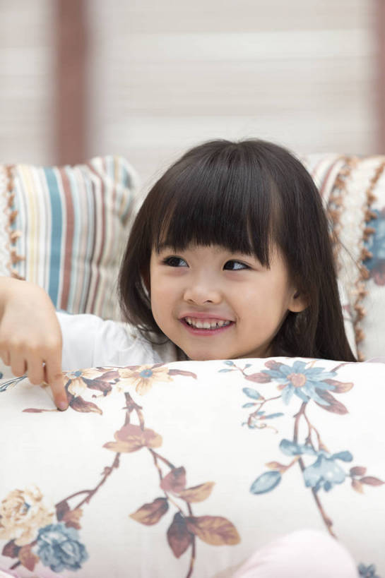 东方人,儿童,一个人,家庭,客厅,坐,笑,微笑,露齿笑,竖图,彩色,照片,特写,白天,快乐,幸福,纯洁,靠垫,北京,日光,中国,亚洲,仅一个人,睡衣,图片,房屋,休闲装,黄种人,小孩,小女孩,抱枕,休闲,温暖,温馨,一家人,放松,童年,童趣,摄影,生活方式,抱着,和睦,起居室,舒适,住房,享乐,搂着,愉悦,清新,房地产,玩乐,单纯,家居服,顽皮,单人,布艺沙发,东亚,乐观,单独,自由自在,无忧无虑,天真,女孩,女人,女性,亚洲人,中国人,孩子,玩耍,欢乐,开心,愉快,融洽,女生,bj174