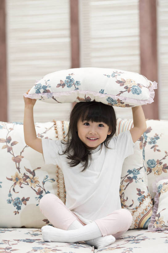 东方人,儿童,一个人,家庭,客厅,坐,盘腿,微笑,竖图,彩色,照片,室内,白天,快乐,幸福,纯洁,靠垫,北京,日光,中国,亚洲,仅一个人,睡衣,图片,房屋,靠枕,休闲装,黄种人,小孩,小女孩,抱枕,垫子,枕头,休闲,温暖,温馨,一家人,放松,童年,童趣,摄影,生活方式,和睦,起居室,舒适,住房,享乐,愉悦,清新,房地产,玩乐,单纯,家居服,顽皮,单人,布艺沙发,东亚,乐观,单独,自由自在,无忧无虑,天真,女孩,女人,女性,亚洲人,中国人,孩子,盘腿而坐,盘膝,盘着腿的,盘着腿坐,双腿交叉,玩耍,坐着,全身,欢乐,开心,愉快,融洽,女生,顶着,bj174