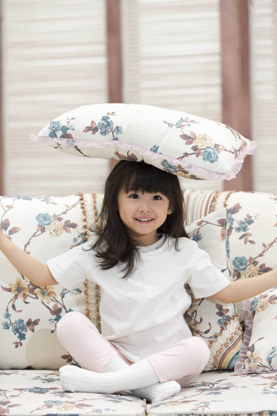 东方人,儿童,一个人,家庭,客厅,坐,盘腿,微笑,竖图,彩色,照片,室内,白天,快乐,幸福,纯洁,靠垫,北京,日光,中国,亚洲,仅一个人,睡衣,图片,房屋,靠枕,休闲装,黄种人,小孩,小女孩,抱枕,垫子,枕头,休闲,温暖,温馨,一家人,放松,平衡,童年,童趣,摄影,生活方式,和睦,起居室,舒适,住房,享乐,愉悦,清新,房地产,玩乐,单纯,家居服,顽皮,单人,布艺沙发,东亚,乐观,单独,自由自在,无忧无虑,天真,女孩,女人,女性,亚洲人,中国人,孩子,盘腿而坐,盘膝,盘着腿的,盘着腿坐,双腿交叉,玩耍,坐着,全身,欢乐,开心,愉快,融洽,女生,顶着,bj174