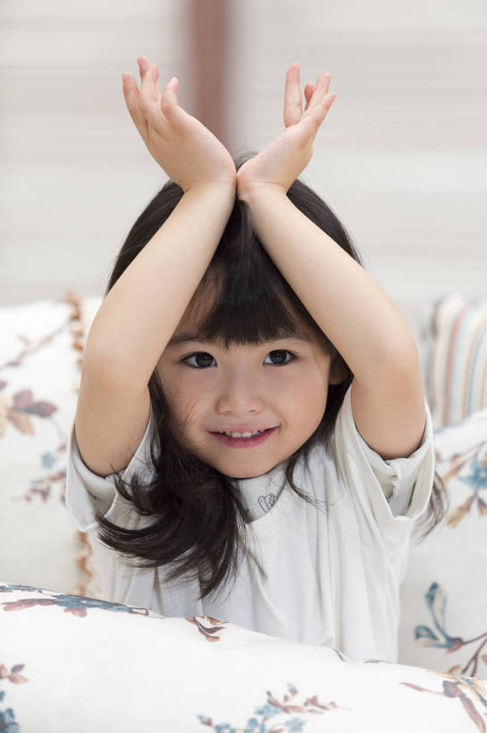 东方人,儿童,一个人,家庭,客厅,坐,举,微笑,竖图,彩色,照片,室内,特写,白天,快乐,幸福,纯洁,靠垫,北京,日光,中国,亚洲,仅一个人,睡衣,图片,房屋,休闲装,黄种人,小孩,小女孩,抱枕,打开,手势,托,休闲,温暖,温馨,一家人,放松,童年,童趣,摄影,生长,生活方式,成长,和睦,起居室,舒适,住房,享乐,搂着,开启,愉悦,清新,房地产,玩乐,单纯,家居服,顽皮,单人,布艺沙发,东亚,乐观,单独,自由自在,无忧无虑,天真,女孩,女人,女性,亚洲人,中国人,孩子,举起,举手,举着,玩耍,向上举,向上伸,向上托,欢乐,开心,愉快,融洽,女生,打手势,bj174