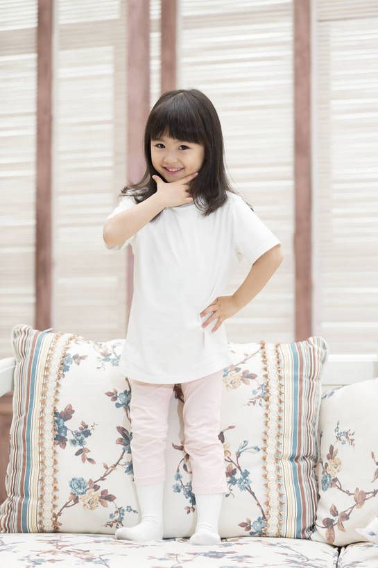 东方人,儿童,一个人,家庭,客厅,站,微笑,竖图,彩色,照片,室内,白天,快乐,幸福,纯洁,骄傲,信心,靠垫,北京,日光,中国,亚洲,仅一个人,睡衣,图片,房屋,托腮,注视,休闲装,黄种人,小孩,小女孩,抱枕,观察,看,手势,站着,休闲,温暖,温馨,表情,一家人,放松,搞怪,帅气,童年,童趣,摄影,生活方式,观看,和睦,察看,起居室,舒适,住房,享乐,愉悦,关注,清新,托下巴,房地产,玩乐,单纯,家居服,顽皮,单人,布艺沙发,东亚,乐观,单独,自由自在,无忧无虑,天真,女孩,女人,女性,亚洲人,中国人,孩子,玩耍,站立,全身,欢乐,开心,愉快,融洽,女生,打手势,bj174