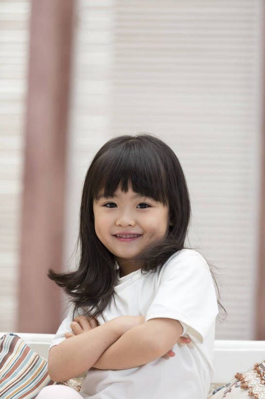 东方人,儿童,一个人,家庭,客厅,站,双手交叉,微笑,竖图,彩色,照片,室内,特写,白天,快乐,幸福,纯洁,靠垫,北京,日光,中国,亚洲,仅一个人,睡衣,图片,房屋,注视,休闲装,黄种人,小孩,小女孩,抱枕,观察,看,站着,休闲,温暖,温馨,一家人,放松,童年,童趣,抱胸,摄影,生活方式,观看,和睦,察看,起居室,双手抱胸,舒适,住房,享乐,愉悦,关注,清新,房地产,玩乐,单纯,家居服,顽皮,单人,布艺沙发,东亚,乐观,单独,自由自在,无忧无虑,天真,女孩,女人,女性,亚洲人,中国人,孩子,玩耍,站立,欢乐,开心,愉快,融洽,女生,bj174