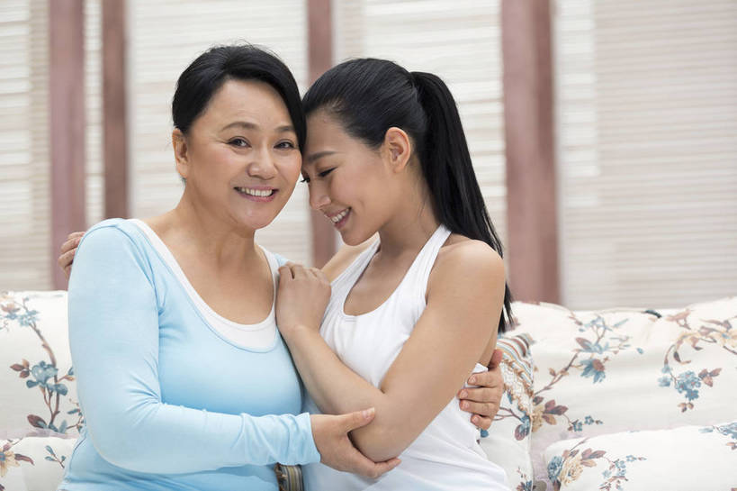 东方人,成年人,中年人,老年人,两个人,家庭,父母,母亲,女儿,客厅,坐,微笑,横图,彩色,照片,室内,白天,快乐,幸福,美景,窗户,北京,日光,中国,母亲节,亚洲,花纹,睡衣,图案,图片,百叶窗,房屋,景观,美丽,年轻,依靠,依偎,注视,休闲装,黄种人,干净,自然,观察,看,休闲,健康,温暖,温馨,母女,一家人,景色,放松,活力,美女,亲密,摄影,生活方式,观看,靠近,清爽,和睦,察看,起居室,舒适,住房,享乐,愉悦,关爱,关注,清新,亲近,自然风光,房地产,家居服,撒娇,温柔,布艺沙发,东亚,纯净,陪同,感恩,乐观,陪伴,无忧无虑,老年女性,年轻女性,女人,女性,亚洲人,中国人,年轻人,搂抱,拥抱,半身,爱,开心,深情,愉快,融洽,妈妈,挨着,伴随,bj174