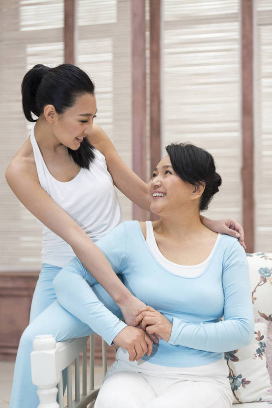 东方人,成年人,中年人,老年人,两个人,家庭,父母,母亲,女儿,客厅,坐,微笑,竖图,彩色,照片,室内,白天,快乐,幸福,美景,窗户,北京,日光,中国,母亲节,亚洲,花纹,睡衣,图案,图片,百叶窗,房屋,景观,美丽,年轻,依靠,依偎,休闲装,黄种人,干净,自然,休闲,健康,温暖,温馨,母女,一家人,景色,放松,活力,美女,亲密,摄影,生活方式,对看,靠近,清爽,对视,和睦,起居室,舒适,住房,享乐,愉悦,关爱,清新,亲近,自然风光,房地产,家居服,温柔,布艺沙发,东亚,纯净,陪同,感恩,乐观,陪伴,无忧无虑,老年女性,年轻女性,女人,女性,亚洲人,中国人,年轻人,搂抱,拥抱,半身,爱,开心,深情,愉快,融洽,妈妈,挨着,伴随,bj174