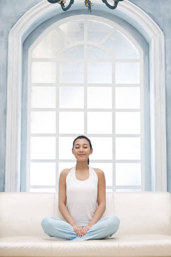 东方人,成年人,一个人,家庭,客厅,坐,盘腿,微笑,竖图,彩色,照片,室内,白天,化妆,美容,瑜伽,快乐,幸福,美景,窗户,北京,日光,中国,亚洲,护肤,睡衣,背心,图片,房屋,景观,清晨,美丽,休闲装,黄种人,干净,一个,白色,自然,保养,享受,休息,休闲,健康,思考,温暖,温馨,一家人,景色,安静,放松,活力,美女,保健,养生,摄影,生活方式,单个,清爽,优雅,宁静,冥想,和睦,起居室,舒适,住房,愉悦,关爱,清新,自然风光,家居服,温柔,单人,布艺沙发,东亚,纯净,养颜,乐观,单独,气息,完美,年轻女性,女人,女性,亚洲人,中国人,年轻人,闭着眼睛,盘腿而坐,盘膝,盘着腿的,盘着腿坐,双腿交叉,坐着,全身,爱,愉快,SPA美容,魅力,融洽,浅蓝色,bj174