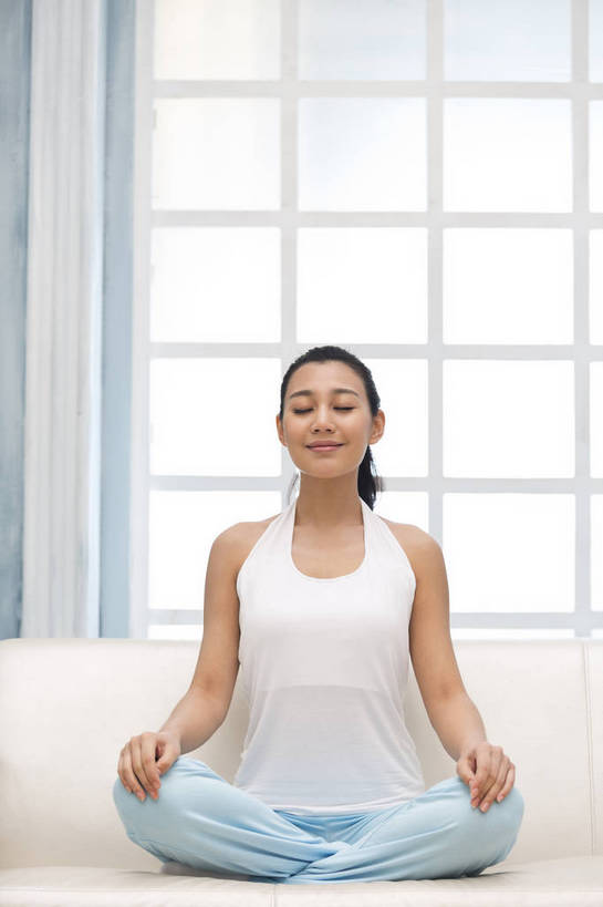 东方人,成年人,一个人,家庭,客厅,坐,盘腿,微笑,竖图,彩色,照片,室内,白天,化妆,美容,瑜伽,快乐,幸福,美景,窗户,北京,日光,中国,亚洲,护肤,睡衣,背心,图片,房屋,景观,清晨,美丽,休闲装,黄种人,干净,一个,白色,自然,保养,享受,休息,休闲,健康,思考,温暖,温馨,一家人,景色,安静,放松,活力,美女,保健,养生,摄影,生活方式,单个,清爽,优雅,宁静,冥想,和睦,起居室,舒适,住房,愉悦,关爱,清新,自然风光,家居服,温柔,单人,布艺沙发,东亚,纯净,养颜,乐观,单独,气息,完美,年轻女性,女人,女性,亚洲人,中国人,年轻人,闭着眼睛,盘腿而坐,盘膝,盘着腿的,盘着腿坐,双腿交叉,坐着,全身,爱,愉快,SPA美容,魅力,融洽,浅蓝色,bj174