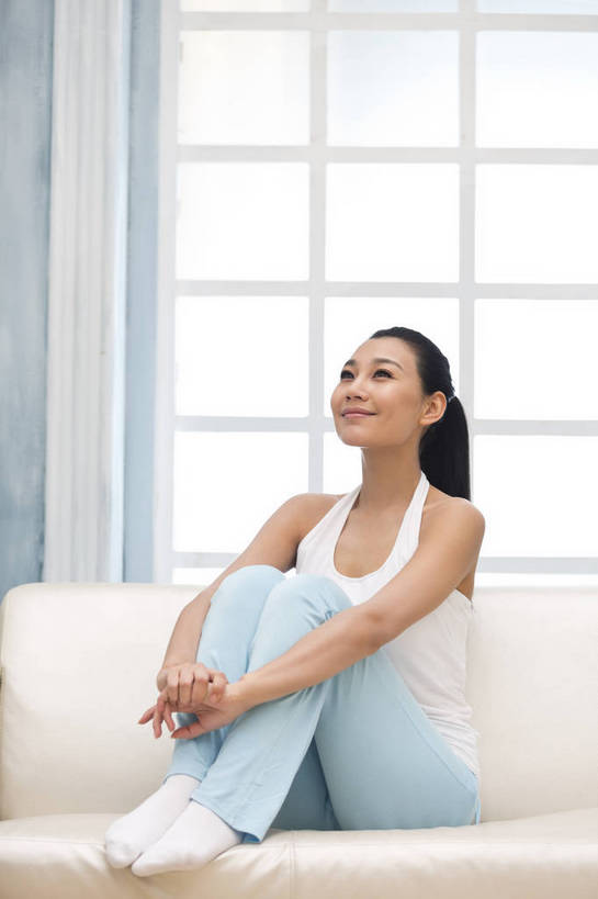 东方人,成年人,一个人,家庭,客厅,坐,微笑,竖图,彩色,照片,室内,白天,化妆,美容,快乐,幸福,美景,窗户,北京,日光,中国,亚洲,护肤,睡衣,背心,图片,房屋,景观,清晨,美丽,休闲装,黄种人,干净,一个,白色,自然,曲腿,保养,享受,休闲,健康,思考,温暖,温馨,一家人,景色,安静,放松,活力,美女,保健,养生,摄影,生活方式,单个,抱膝,清爽,希望,优雅,宁静,和睦,起居室,舒适,住房,遐想,愉悦,关爱,清新,自然风光,家居服,温柔,单人,想象,布艺沙发,东亚,憧憬,纯净,养颜,乐观,单独,气息,完美,年轻女性,女人,女性,亚洲人,中国人,年轻人,屈膝,仰头,全身,爱,愉快,SPA美容,魅力,融洽,浅蓝色,bj174