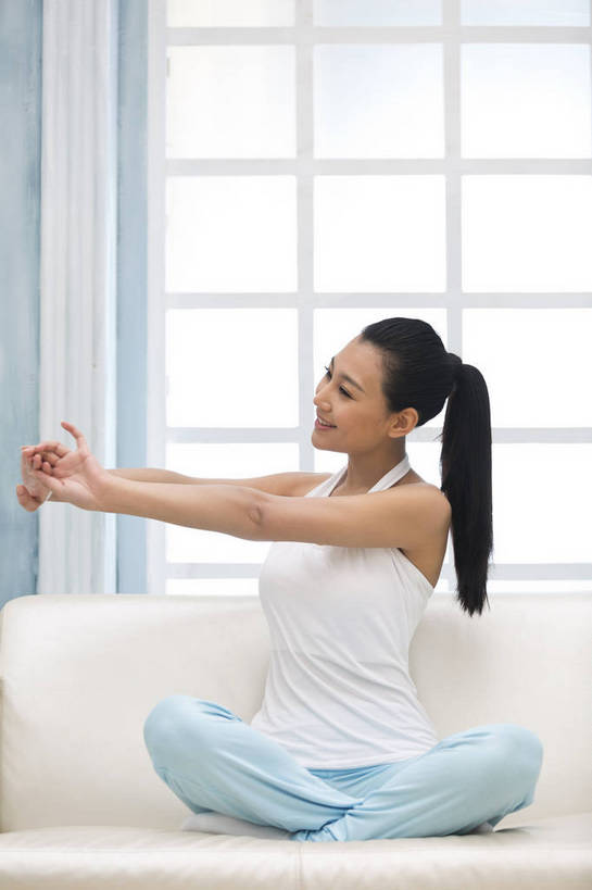 东方人,成年人,一个人,家庭,客厅,坐,盘腿,微笑,竖图,彩色,照片,室内,白天,化妆,美容,锻炼,瑜伽,快乐,幸福,运动,美景,窗户,北京,日光,中国,亚洲,护肤,伸展,睡衣,背心,图片,房屋,景观,清晨,美丽,休闲装,黄种人,干净,一个,白色,自然,保养,享受,休闲,健康,温暖,温馨,一家人,景色,安静,放松,活力,美女,伸直,保健,养生,摄影,转身,生活方式,单个,清爽,优雅,宁静,和睦,起居室,舒适,住房,伸出,愉悦,关爱,清新,自然风光,家居服,温柔,单人,布艺沙发,东亚,纯净,养颜,乐观,单独,气息,完美,年轻女性,女人,女性,亚洲人,中国人,年轻人,盘腿而坐,盘膝,盘着腿的,盘着腿坐,双腿交叉,张开手臂,坐着,全身,爱,愉快,SPA美容,魅力,融洽,浅蓝色,bj174