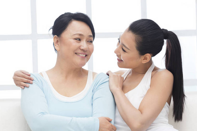 东方人,成年人,中年人,老年人,两个人,家庭,父母,母亲,女儿,客厅,坐,微笑,横图,彩色,照片,室内,白天,快乐,幸福,美景,窗户,北京,日光,中国,母亲节,亚洲,睡衣,背心,图片,房屋,景观,清晨,美丽,年轻,依靠,依偎,休闲装,黄种人,干净,自然,休闲,健康,温暖,温馨,母女,一家人,景色,放松,活力,美女,亲密,搭,摄影,生活方式,靠近,清爽,对视,和睦,起居室,舒适,住房,享乐,愉悦,搭着,关爱,清新,亲近,自然风光,房地产,家居服,温柔,布艺沙发,东亚,纯净,陪同,感恩,乐观,陪伴,无忧无虑,老年女性,年轻女性,女人,女性,亚洲人,中国人,年轻人,搂抱,拥抱,半身,爱,开心,深情,愉快,融洽,浅蓝色,妈妈,挨着,伴随,bj174