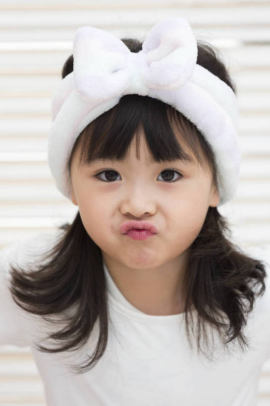 东方人,儿童,一个人,家庭,站,竖图,彩色,照片,室内,特写,白天,快乐,纯洁,美景,窗户,北京,日光,中国,亚洲,仅一个人,护肤,睡衣,天然,背心,图片,百叶窗,景观,清晨,教育,注视,休闲装,黄种人,干净,发带,小孩,小女孩,白色,自然,发箍,嘟嘴,观察,看,清洁,休闲,健康,温暖,温馨,鬼脸,一家人,撅嘴,景色,放松,搞怪,活力,可爱,夸张,童年,童趣,摄影,生活方式,观看,清爽,和睦,察看,享乐,愉悦,关注,清新,自然风光,单纯,家居服,顽皮,单人,东亚,纯净,乐观,单独,夸大,无忧无虑,聪明,天真,女孩,女人,女性,亚洲人,中国人,孩子,长发,直发,开心,愉快,融洽,女生,bj174