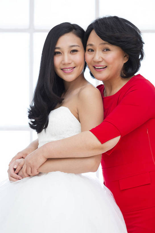 东方人,成年人,中年人,老年人,头发,两个人,父母,母亲,女儿,新娘,站,笑,微笑,露齿笑,竖图,彩色,照片,室内,白天,婚纱,晚礼服,婚礼,快乐,幸福,窗户,卧室,北京,日光,中国,亚洲,连衣裙,服装,正装,庆祝,图片,结婚,浪漫,美丽,依靠,依偎,注视,黄种人,相视,红色,观察,看,庆典,喜庆,母女,面对面,美女,母爱,亲密,搭,摄影,观看,靠近,纪念,优雅,对视,呵护,疼爱,喜悦,察看,毛发,优美,互视,衣着,愉悦,搭着,关爱,关注,亲近,亲情,喜事,相对,温柔,婚姻,婚庆,东亚,陪同,新婚,相看,感恩,情感,陪伴,完美,老年女性,年轻女性,女人,女性,亚洲人,中国人,年轻人,长发,卷发,搂抱,拥抱,半身,爱,高兴,深情,愉快,魅力,短发,妈妈,挨着,伴随,bj174