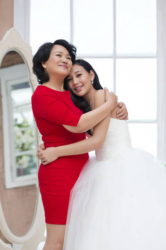 东方人,成年人,中年人,老年人,头发,两个人,父母,母亲,女儿,新娘,站,笑,微笑,露齿笑,竖图,彩色,照片,室内,白天,婚纱,晚礼服,婚礼,快乐,幸福,窗户,镜子,卧室,北京,日光,中国,亚洲,连衣裙,服装,正装,庆祝,反射,图片,结婚,浪漫,美丽,依靠,依偎,黄种人,红色,靠,靠着,庆典,喜庆,母女,美女,母爱,亲密,摄影,靠近,纪念,希望,优雅,呵护,疼爱,喜悦,毛发,优美,遐想,衣着,愉悦,关爱,亲近,亲情,喜事,撒娇,温柔,婚姻,婚庆,东亚,憧憬,陪同,新婚,感恩,情感,陪伴,完美,老年女性,年轻女性,女人,女性,亚洲人,中国人,年轻人,长发,卷发,搂抱,拥抱,半身,爱,高兴,深情,愉快,魅力,短发,妈妈,留恋,依恋,挨着,伴随,bj174