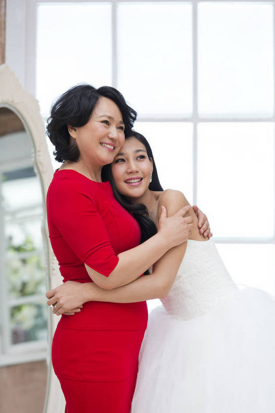 东方人,成年人,中年人,老年人,头发,两个人,父母,母亲,女儿,新娘,站,笑,微笑,露齿笑,竖图,彩色,照片,室内,白天,婚纱,晚礼服,婚礼,快乐,幸福,窗户,镜子,卧室,北京,日光,中国,亚洲,连衣裙,服装,正装,庆祝,反射,图片,结婚,浪漫,美丽,依靠,依偎,黄种人,红色,靠,靠着,庆典,喜庆,母女,美女,母爱,亲密,摄影,靠近,纪念,希望,优雅,呵护,疼爱,喜悦,毛发,优美,遐想,衣着,愉悦,关爱,亲近,亲情,喜事,撒娇,温柔,婚姻,婚庆,东亚,憧憬,陪同,新婚,感恩,情感,陪伴,完美,老年女性,年轻女性,女人,女性,亚洲人,中国人,年轻人,长发,卷发,搂抱,拥抱,半身,爱,高兴,深情,愉快,魅力,短发,妈妈,留恋,依恋,挨着,伴随,bj174
