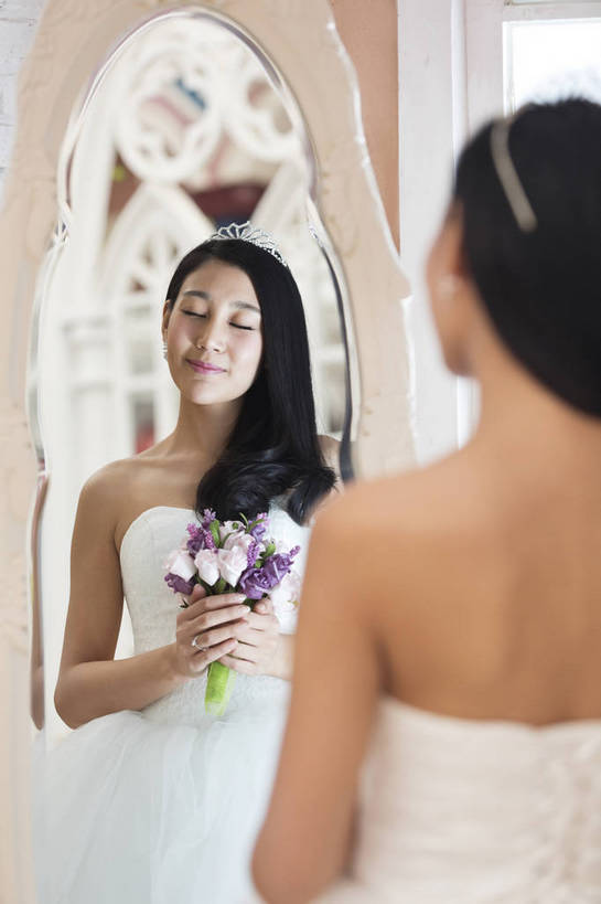 东方人,成年人,头发,一个人,新娘,站,笑,微笑,露齿笑,竖图,彩色,照片,室内,白天,婚纱,晚礼服,婚礼,快乐,幸福,窗户,镜子,卧室,北京,日光,中国,亚洲,连衣裙,服装,庆祝,反射,捧花,手捧花,图片,结婚,浪漫,美丽,黄种人,花,一个,花束,庆典,思考,喜庆,美女,摄影,单个,纪念,优雅,喜悦,后背,镜像,毛发,优美,遐想,衣着,愉悦,镜面,喜事,温柔,单人,婚姻,婚庆,东亚,憧憬,新婚,单独,完美,年轻女性,女人,女性,亚洲人,中国人,年轻人,长发,卷发,闭着眼睛,半身,高兴,愉快,魅力,bj174