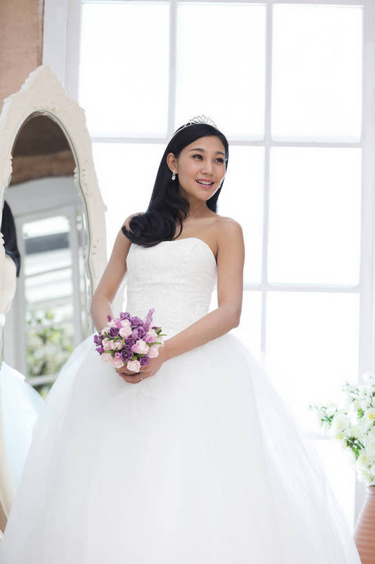 东方人,成年人,头发,一个人,新娘,站,笑,微笑,露齿笑,竖图,照片,室内,白天,婚纱,晚礼服,婚礼,快乐,幸福,纯洁,窗户,镜子,卧室,北京,日光,中国,亚洲,连衣裙,服装,庆祝,反射,捧花,手捧花,图片,结婚,浪漫,美丽,黄种人,花,一个,花束,庆典,喜庆,美女,摄影,单个,纪念,优雅,喜悦,毛发,优美,衣着,愉悦,喜事,温柔,单人,婚姻,婚庆,东亚,新婚,单独,完美,年轻女性,女人,女性,亚洲人,中国人,年轻人,长发,卷发,半身,彩图,高兴,愉快,魅力,bj174