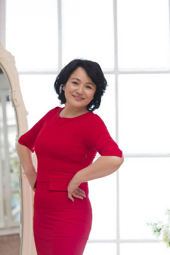 东方人,成年人,中年人,老年人,头发,一个人,站,微笑,竖图,彩色,照片,室外,白天,美容,快乐,幸福,窗户,镜子,卧室,北京,日光,中国,亚洲,连衣裙,反射,图片,美丽,年轻,插腰,注视,黄种人,一个,红色,观察,看,保养,休闲,健康,放松,活力,自信,养生,摄影,生活方式,单个,观看,优雅,假期,察看,姿态,毛发,舒适,优美,愉悦,关爱,关注,温柔,单人,周末,东亚,乐观,单独,气息,完美,老年女性,女人,女性,亚洲人,中国人,卷发,半身,愉快,魅力,短发,bj174