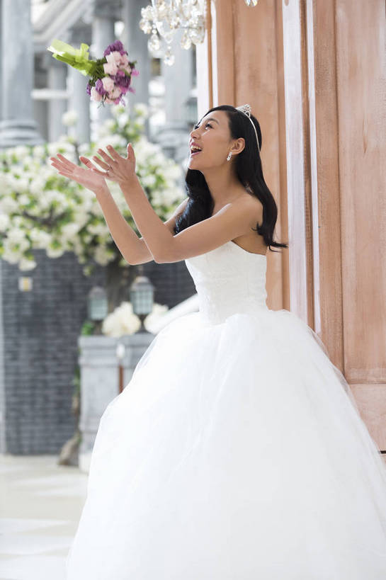 东方人,成年人,头发,一个人,新娘,公园,花园,站,笑,微笑,大笑,露齿笑,竖图,彩色,照片,室外,白天,侧面,婚纱,晚礼服,婚礼,快乐,兴奋,幸福,建筑,北京,日光,中国,亚洲,连衣裙,服装,庆祝,盛开,捧花,手捧花,图片,柱子,结婚,浪漫,美丽,花蕾,黄种人,花,花瓣,花朵,鲜花,一个,花束,花苞,花蕊,庆典,喜庆,美女,摄影,单个,纪念,优雅,喜悦,毛发,优美,衣着,愉悦,喜事,温柔,单人,婚姻,婚庆,东亚,新婚,单独,完美,婚礼捧花,激动,年轻女性,女人,女性,亚洲人,中国人,年轻人,长发,卷发,抛,扔,抬头,全身,高兴,愉快,魅力,bj174